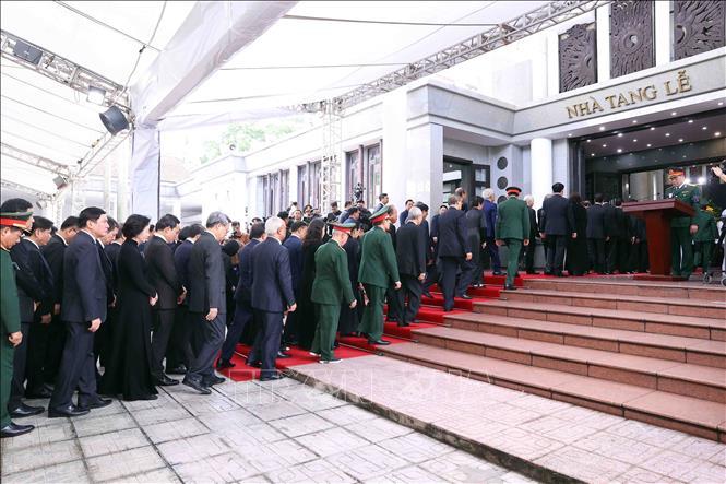 Đoàn Ban Chấp hành Trung ương Đảng Cộng sản Việt Nam vào viếng Tổng Bí thư Nguyễn Phú Trọng. Ảnh: TTXVN