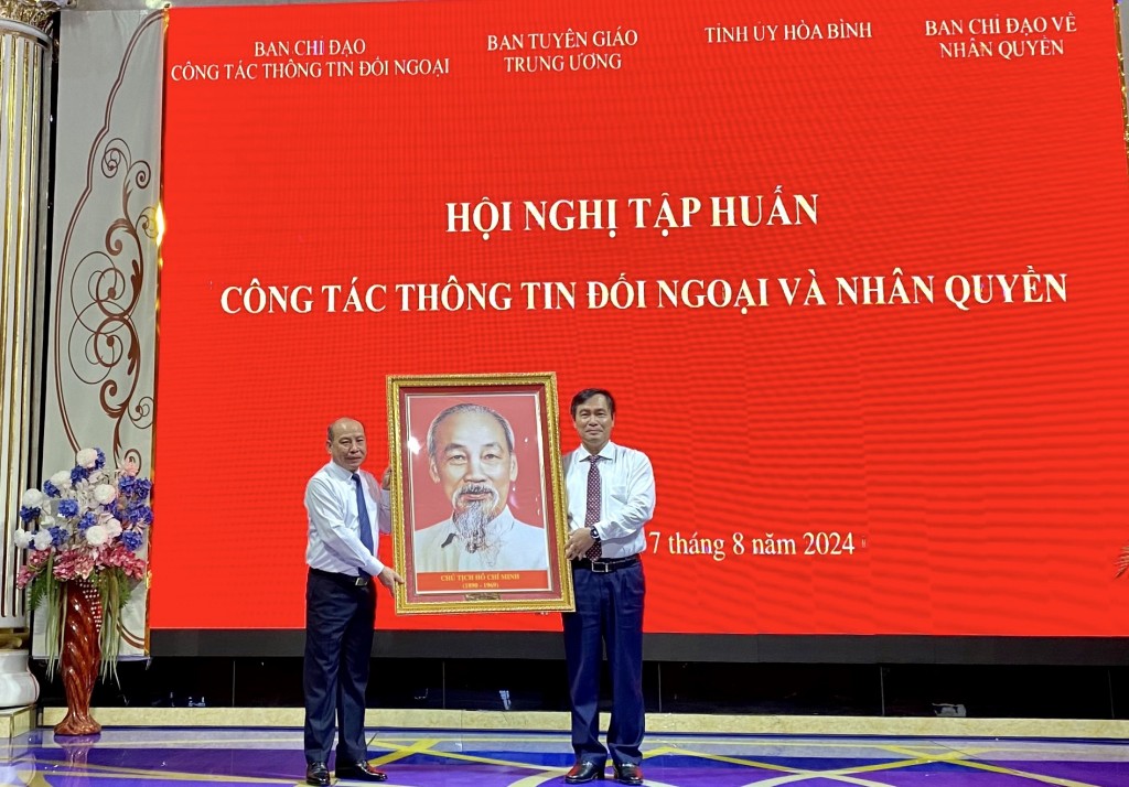 ... đại biểu dự tập huấn công tác thông tin đối ngoại và nhân quyền