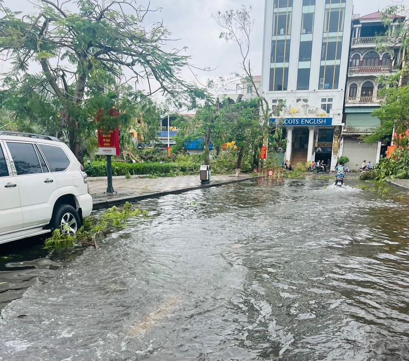 Nhiều tuyến phố ngập úng sau mưa bão.