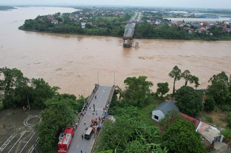 Trước đó tỉnh Phú Thọ đề xuất đầu tư 865 tỷ đồng xây cầu mới thay thế cầu Phong Châu bị sập, 100% do ngân sách Trung ương hỗ trợ.