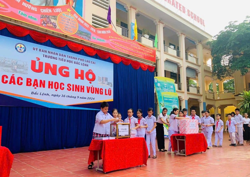 Học sinh Trường Tiểu học Bắc Lệnh tham gia quyên góp.