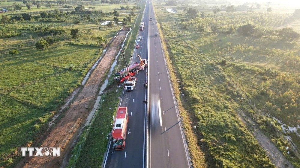 Hiện trường vụ tai nạn nghiêm trọng trên Cao tốc Vĩnh Hảo-Phan Thiết. (Ảnh: TTXVN phát)