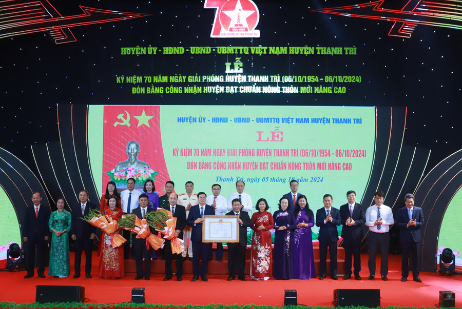 Lãnh đạo TP Hà Nội trao Bằng của Thủ tướng công nhận huyện Thanh Trì đạt chuẩn nông thôn mới nâng cao năm 2023.