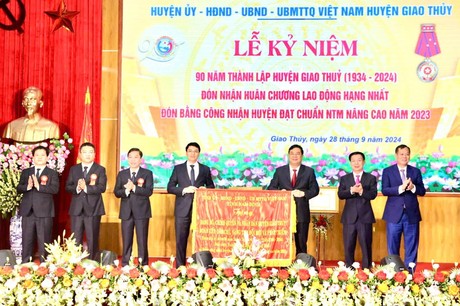 Lãnh đạo tỉnh Nam Định chúc mừng Đảng bộ và nhân dân Giao Thủy nhân kỷ niệm 90 năm thành lập huyện, nhận Huân chương Lao động hạng Nhất và Bằng công nhận huyện đạt chuẩn nông thôn mới nâng cao năm 2023