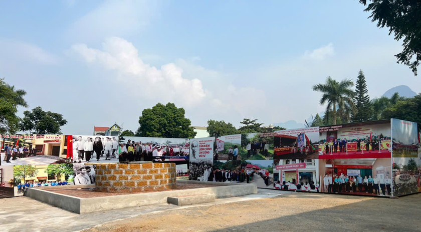 Một phần không gian trưng bày ảnh tại huyện ủy Một phần không gian trưng bày ảnh tại huyện ủy