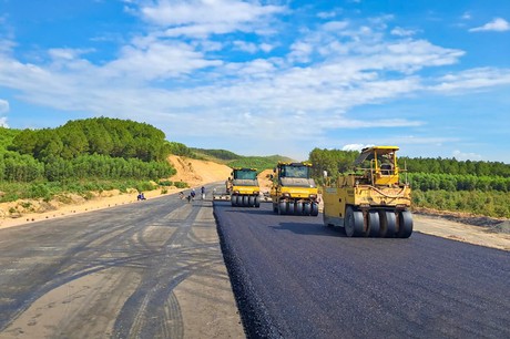 Thi công cao tốc Bắc - Nam đoạn Bùng - Vạn Ninh. (Ảnh: Tạ Hải)