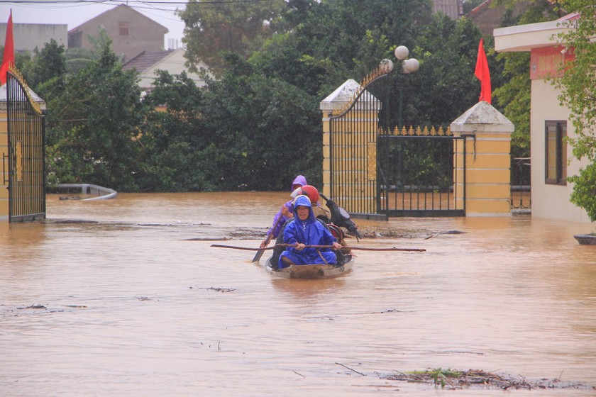 Người dân phải đi lại bằng thuyền.