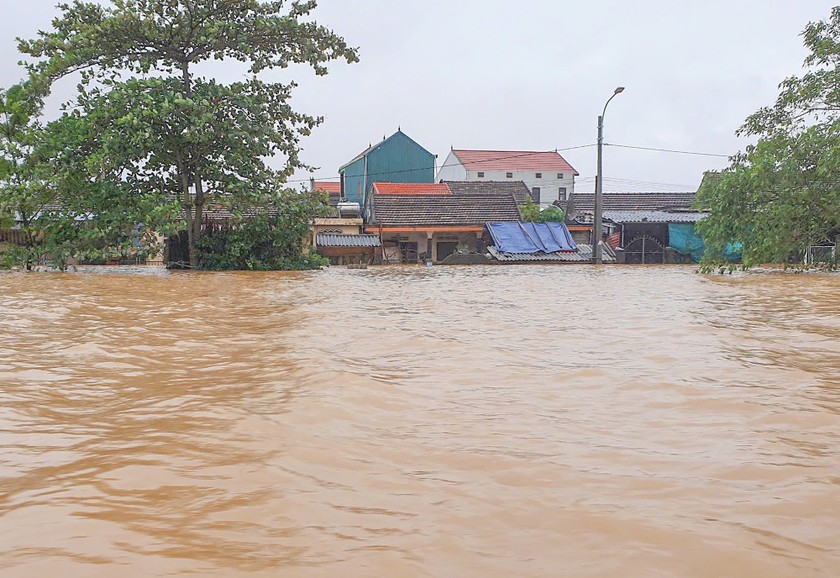 Nhiều nhà dân tại xã An Thủy, huyện Lệ Thuỷ chìm trong nước lũ.