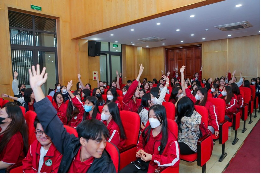 Các bạn sinh viên hào hứng giơ tay trả lời câu hỏi và đặt câu hỏi cho chuyên gia