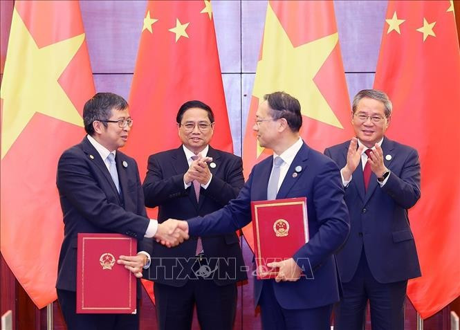 Thủ tướng Phạm Minh Chính và Thủ tướng Trung Quốc Lý Cường chứng kiến lễ trao công hàm tuyên bố thành lập Tổng Lãnh sự quán Việt Nam tại Trùng Khánh. thu-tuong-6.jpg