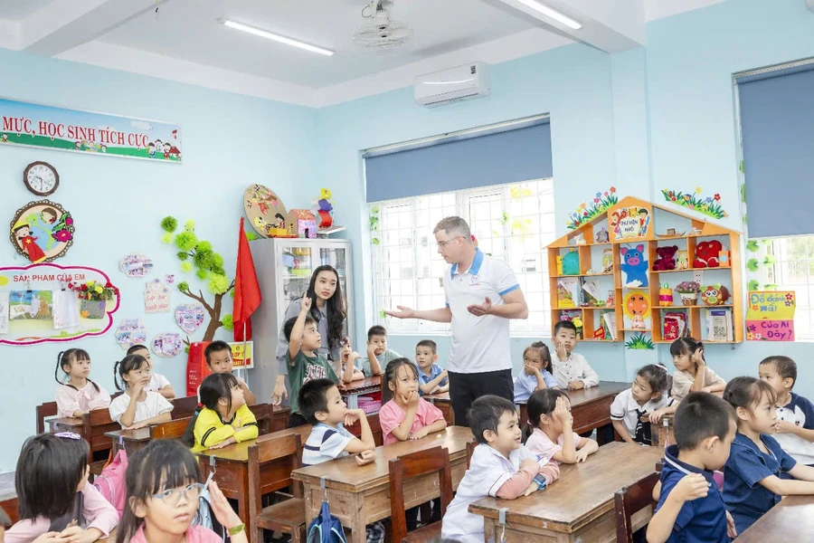 Các em học sinh tại Quảng Bình luôn hứng thú với những tiết học tiếng Anh tăng cường do giáo viên nước ngoài đứng lớp.