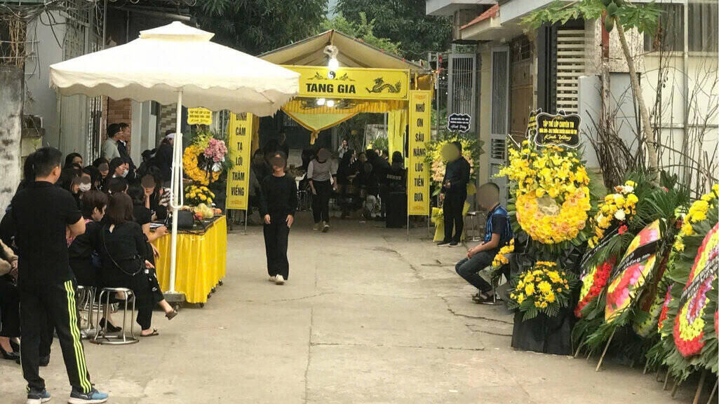 Người thân, bạn bè, học sinh đến chia buồn và tiễn đưa thầy về nơi an nghỉ cuối cùng. Ảnh: Yên San