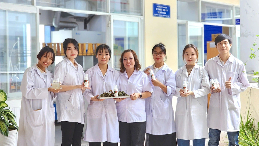 Nhóm sinh viên Trường Đại học Công Thương TPHCM với dự án “Bọt sữa rửa mặt chiết xuất từ lá đu đủ”. Ảnh: HUIT khoi-nghiep.png