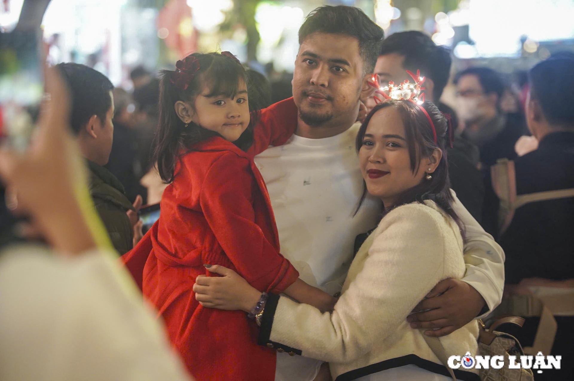 ha noi bien nguoi do ve nha tho lon dem noel hinh 4