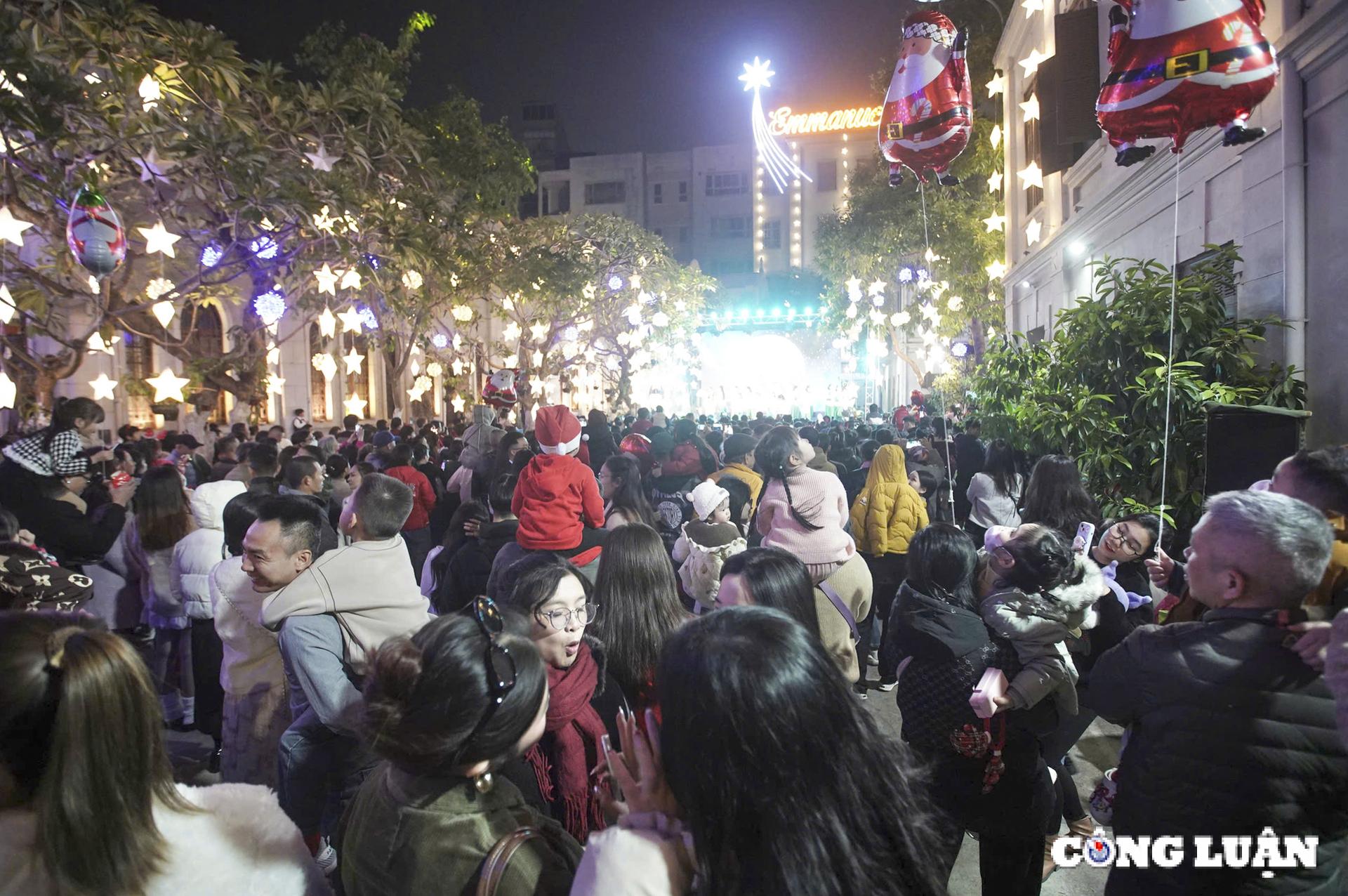 ha noi bien nguoi do ve nha tho lon dem noel hinh 9