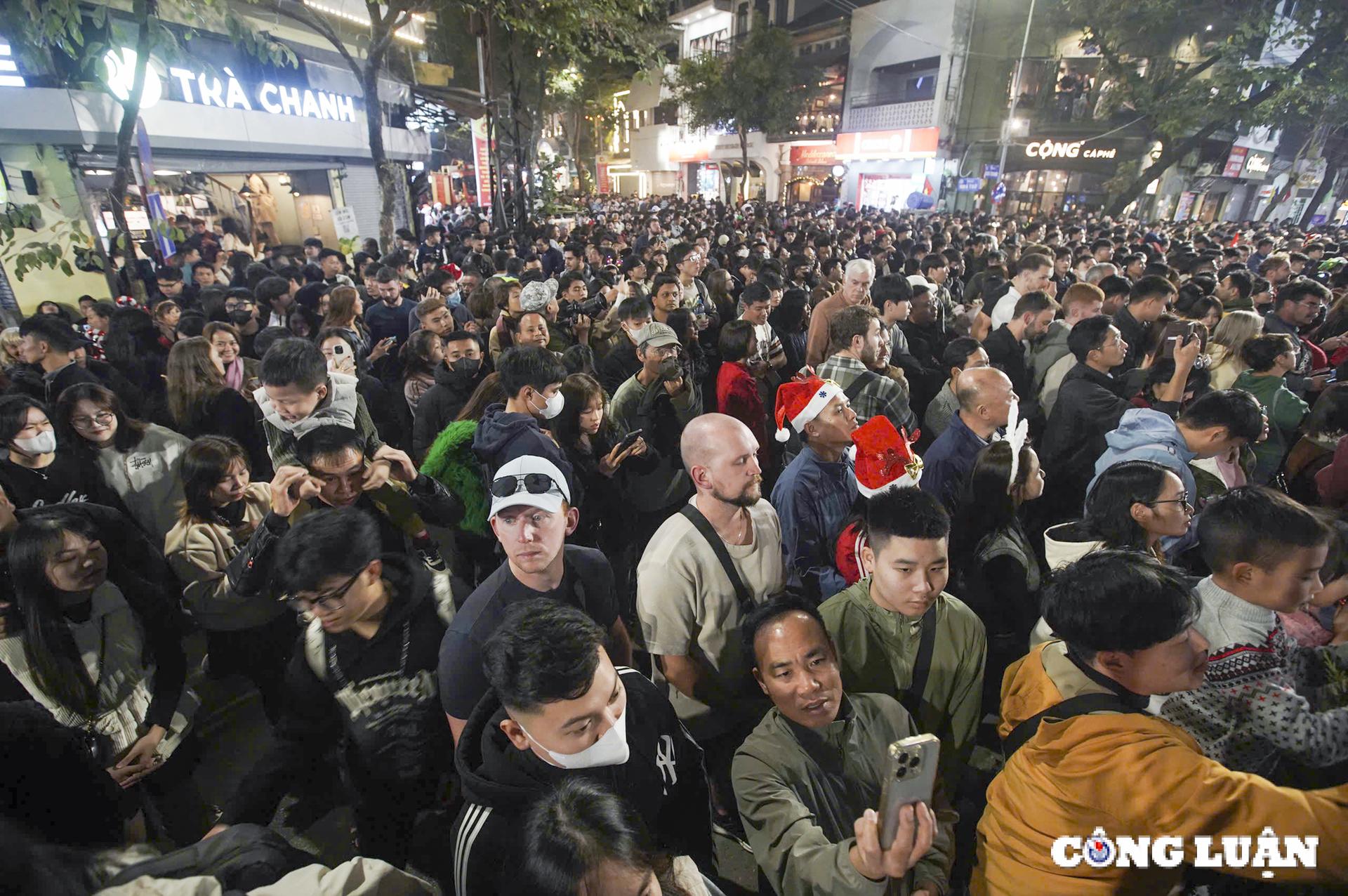 ha noi bien nguoi do ve nha tho lon dem noel hinh 6