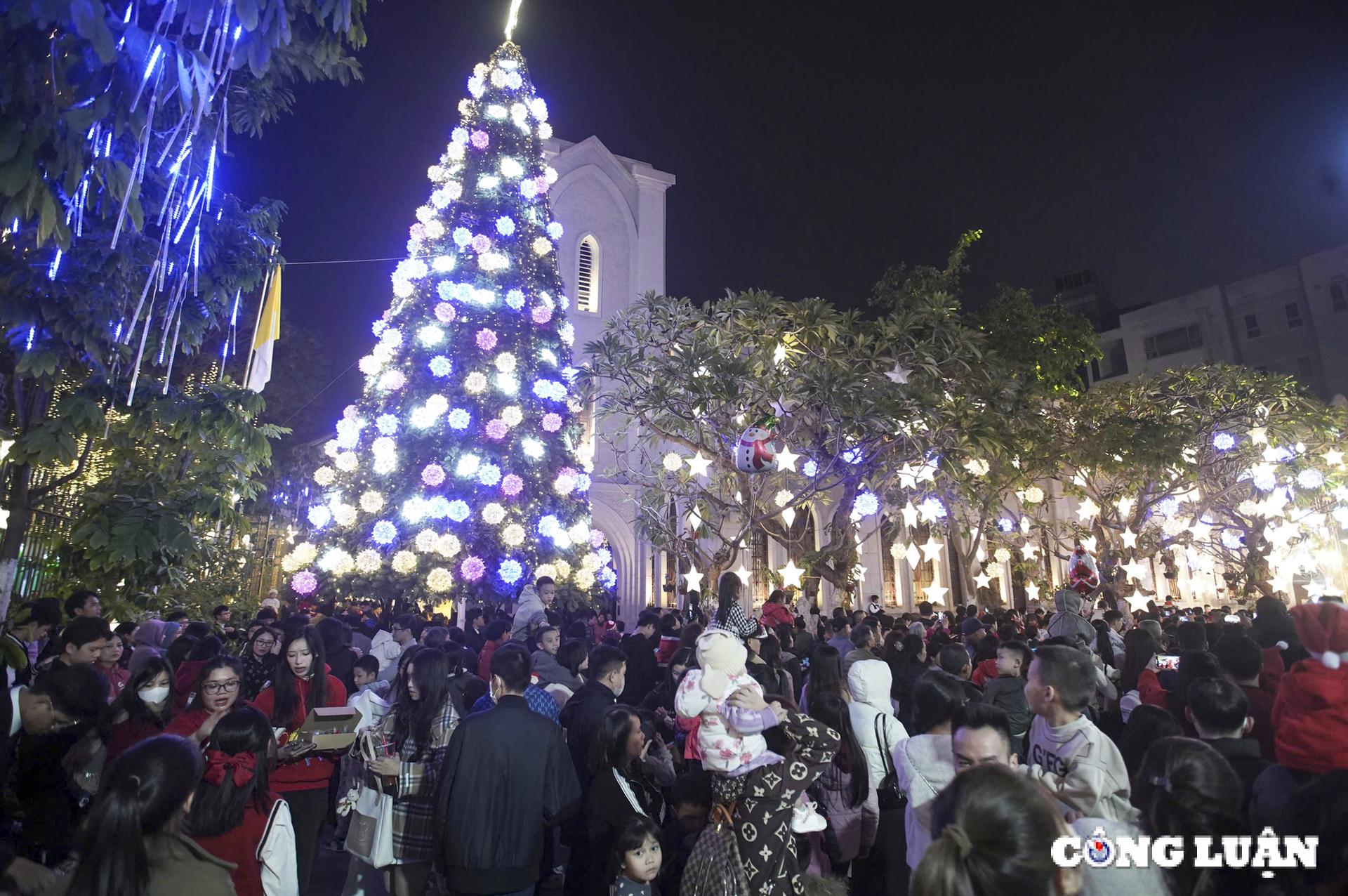 ha noi bien nguoi do ve nha tho lon dem noel hinh 8