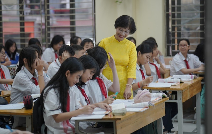 Cô trò Trường THCS Tây Sơn (Hai Bà Trưng, Hà Nội). Ảnh: Xuân Phú co-phu-hop-6761.jpg