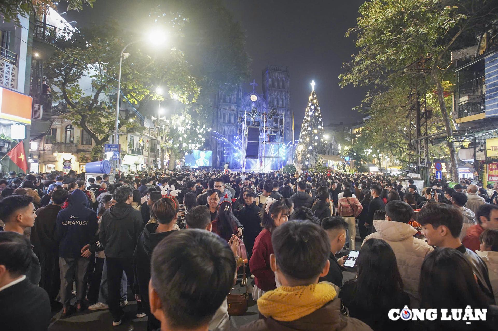 ha noi bien nguoi do ve nha tho lon dem noel hinh 2