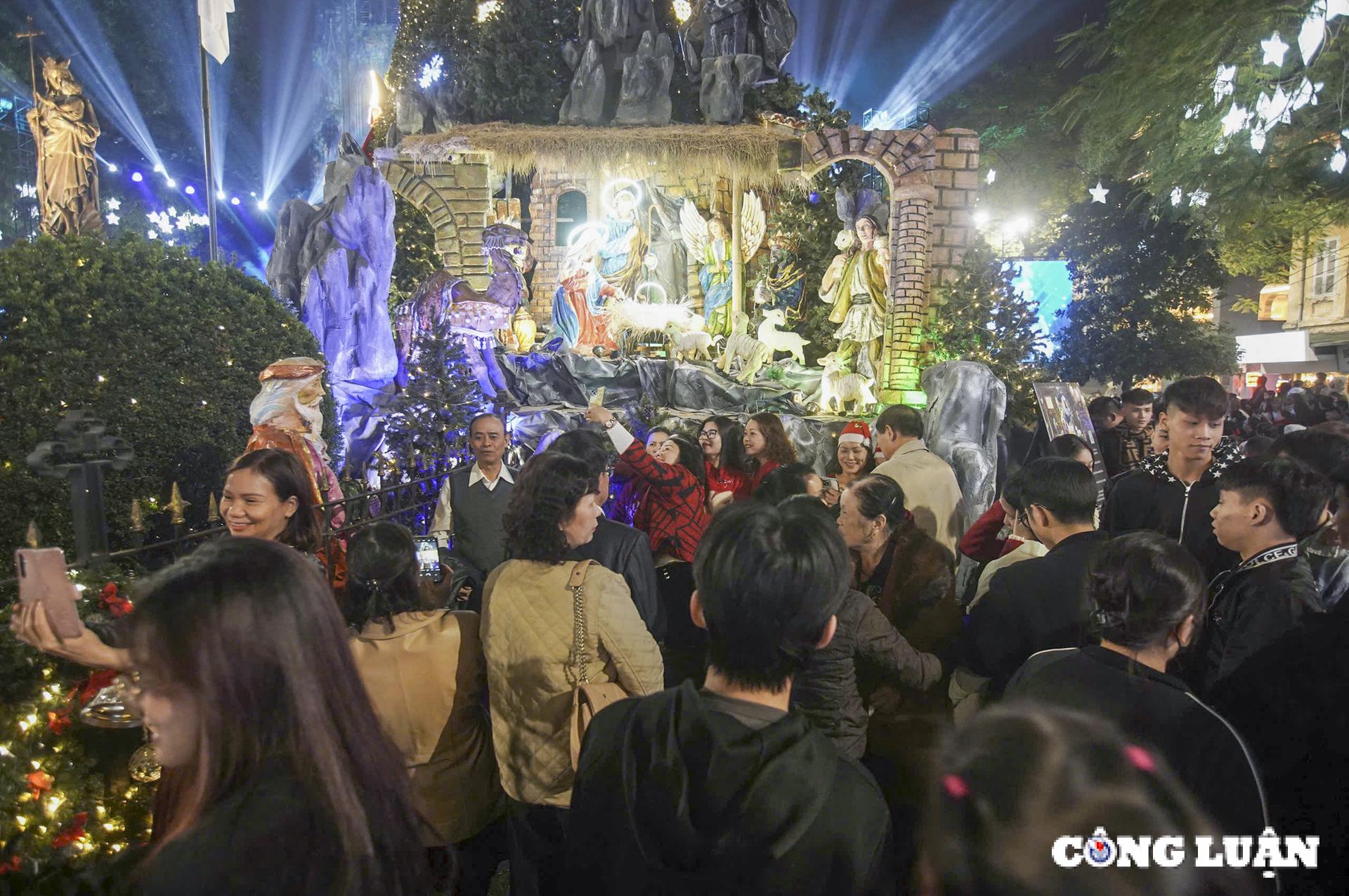 ha noi bien nguoi do ve nha tho lon dem noel hinh 3