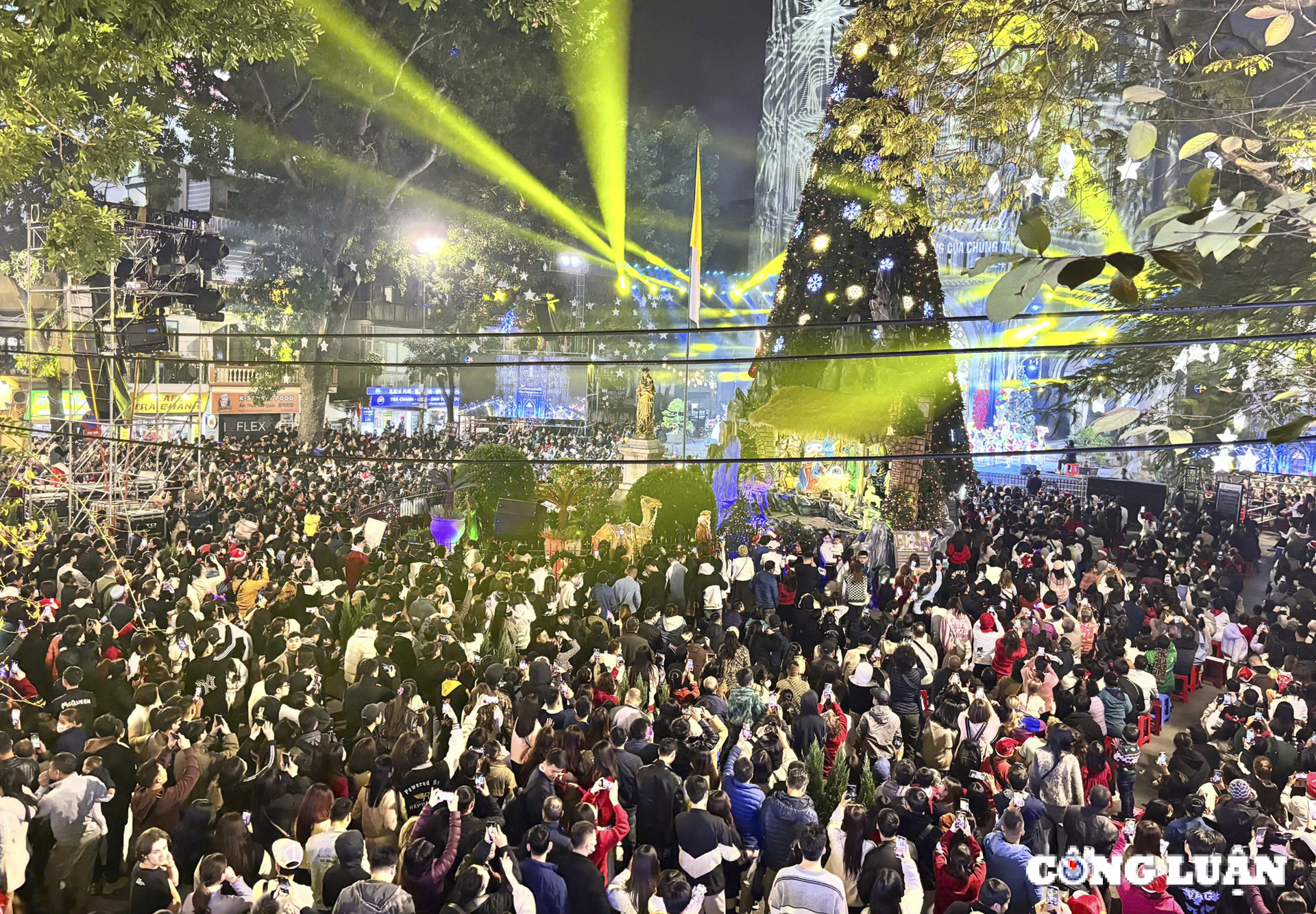 ha noi bien nguoi do ve nha tho lon dem noel hinh 1