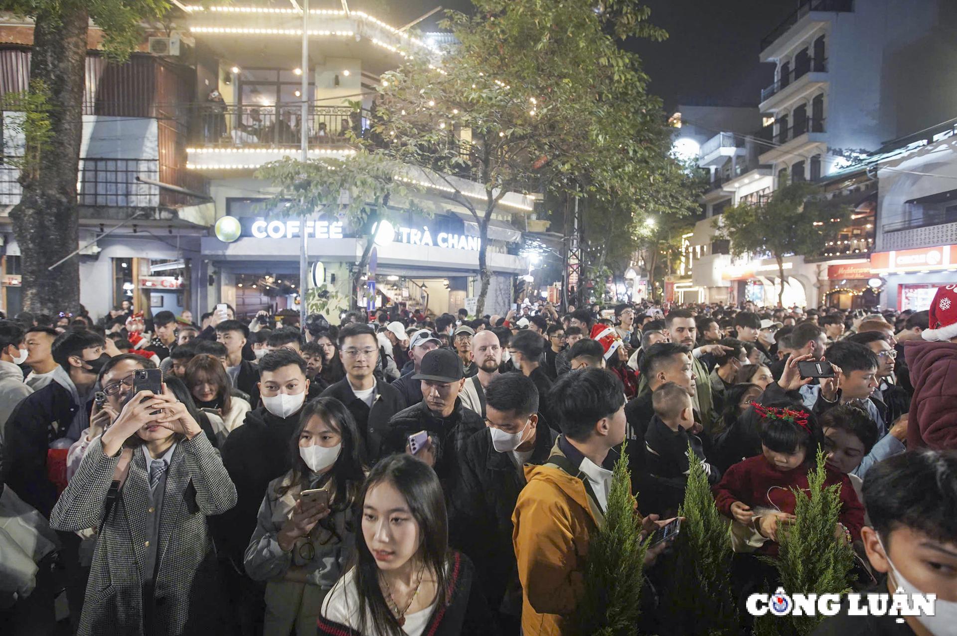 ha noi bien nguoi do ve nha tho lon dem noel hinh 7