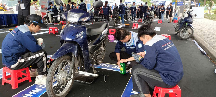 Xe máy của sinh viên khu B - KTX ĐH Quốc gia TPHCM sẽ được các kỹ thuật viên kiểm tra kỹ càng về độ mòn của lốp, thay nhớt miễn phí... (Ảnh: Quốc Hải) 50812b0308cab594ecdb.jpg