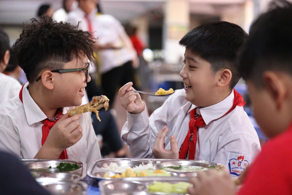 Học sinh trường Tiểu học Thăng Long ăn bán trú trưa ngày mùng 6 Tết. Ảnh: Thanh Tùng