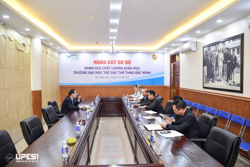 Đoàn Chuyên gia ĐGN kiểm tra việc chuẩn bị minh chứng và trao đổi với cán bộ phụ trách các tiêu chuẩn, tiêu chí các CTĐT. (Ảnh trong bài: Trường ĐH TDTT Bắc Ninh)