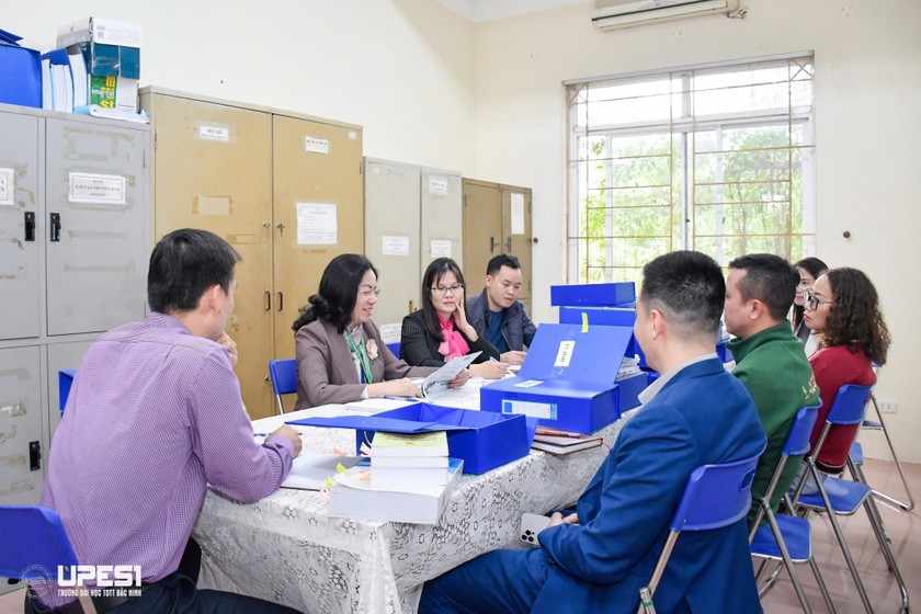 Đoàn Chuyên gia ĐGN kiểm tra việc chuẩn bị minh chứng và trao đổi với cán bộ phụ trách các tiêu chuẩn, tiêu chí các CTĐT. (Ảnh trong bài: Trường ĐH TDTT Bắc Ninh)