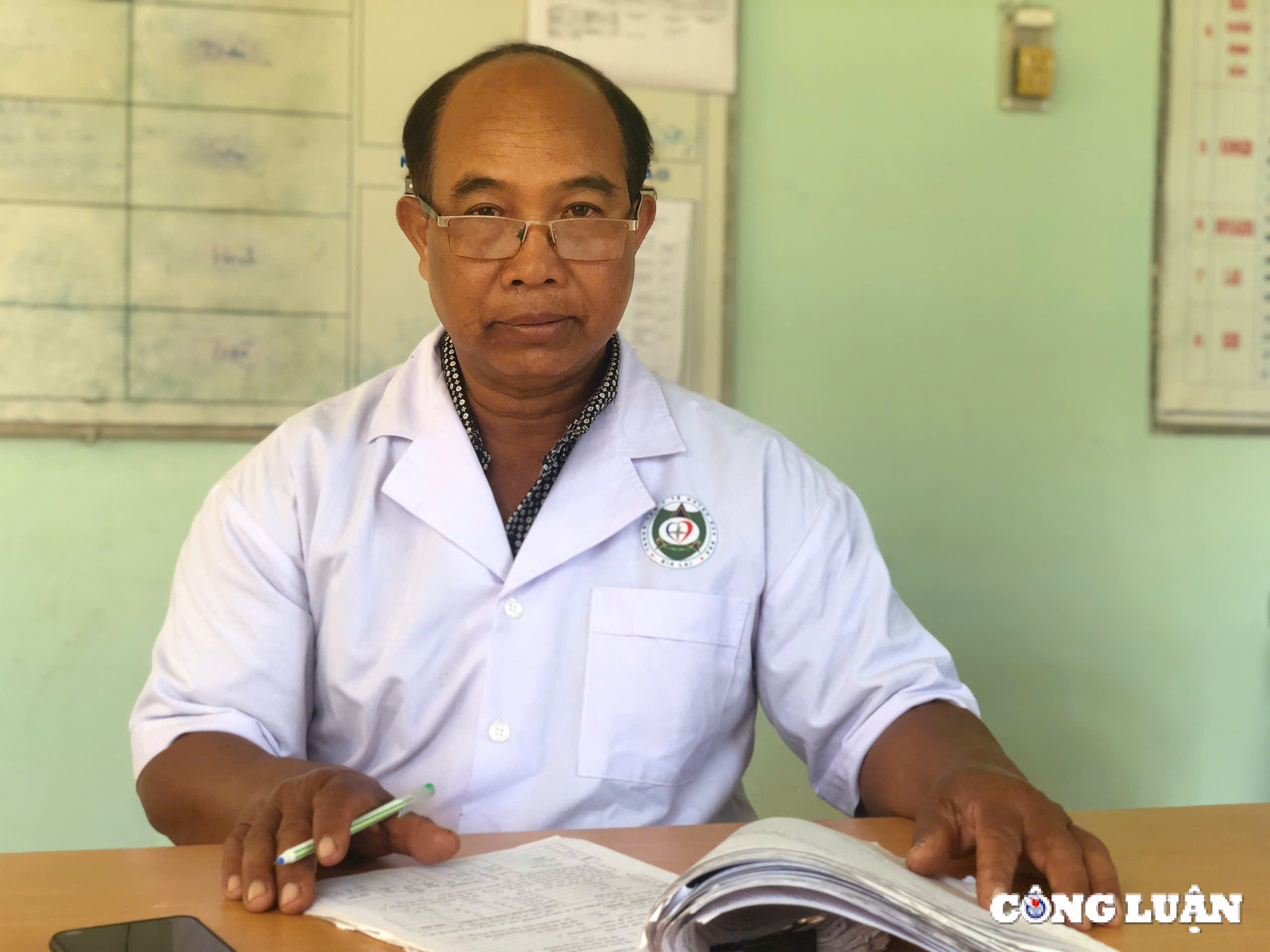 gia lai bac si cua buon lang chong hu tuc cuu song nhieu dua tre roi nhan nuoi hinh 1