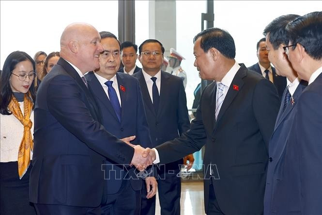 Chủ tịch Quốc hội Trần Thanh Mẫn giới thiệu thành viên đoàn Việt Nam đón Thủ tướng New Zealand Christopher Luxon. Chủ tịch Quốc hội Trần Thanh Mẫn giới thiệu thành viên đoàn Việt Nam đón Thủ tướng New Zealand Christopher Luxon.