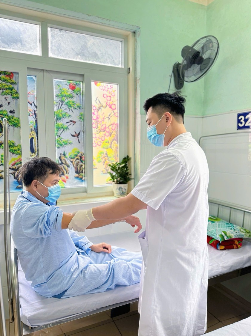 Thăm khám sức khỏe cho bệnh nhân.