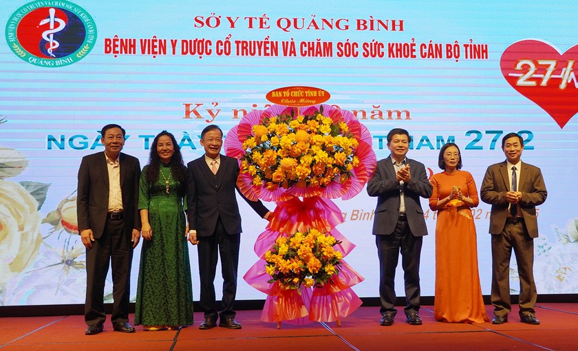 Trưởng Ban Tổ chức Tỉnh ủy Trần Vũ Khiêm, tặng hoa chúc mừng tập thể Bệnh viện YDCT&CSSK cán bộ tỉnh nhân kỷ niệm 70 năm Ngày Thầy thuốc Việt Nam.
