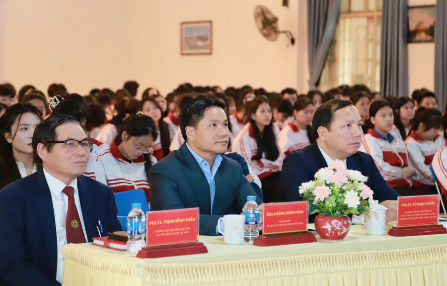Sự kiện thu hút nhiều chuyên gia, diễn giả và học sinh THPT của tỉnh Tuyên Quang. khoinghiepjpg5.jpg