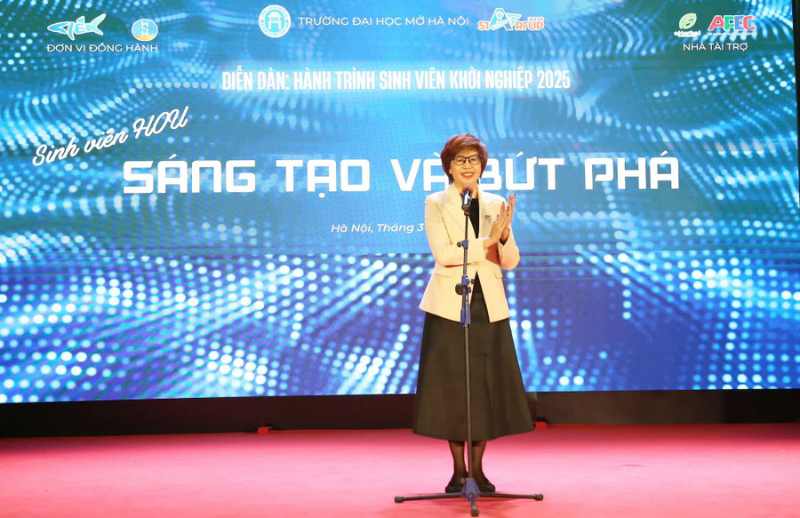 TS Nguyễn Minh Phương - Phó Hiệu trưởng, Trưởng Ban tổ chức các hoạt động khởi nghiệp của Nhà trường phát biểu khai mạc. khoinghiepjpg1.jpg