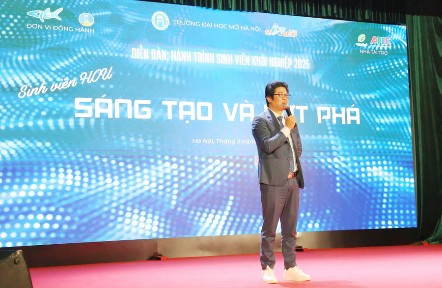 Ông Bùi Mạnh Hà - Cựu sinh viên ngành Ngôn ngữ Anh, Trường ĐH Mở Hà Nội nay là Chủ tịch Cty JMB Việt Nam truyền cảm hứng cho sinh viên. khoinghiepjpg2.jpg