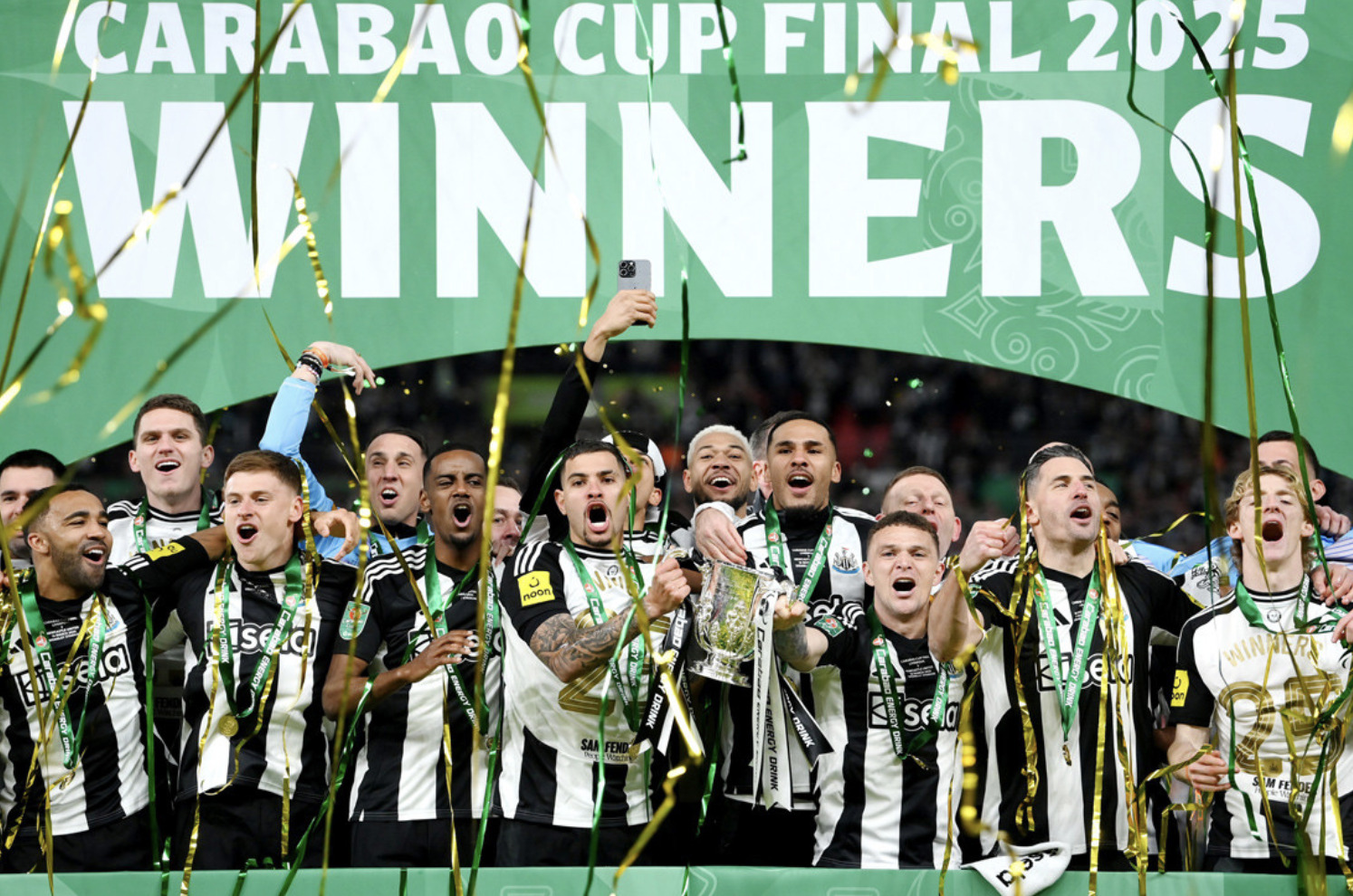 danh bai liverpool newcastle len ngoi carabao cup 2024 25 hinh 1