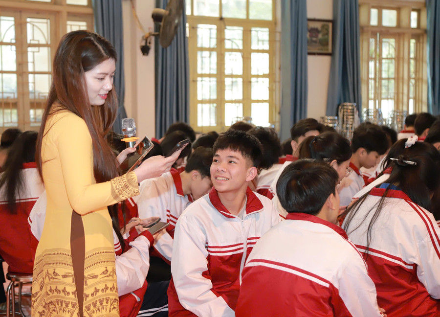 Giảng viên Học viện Nông nghiệp Việt Nam tư vấn hướng nghiệp, khởi nghiệp cho học sinh THPT tỉnh Tuyên Quang. Ảnh: TG khoi-nghiep-tu-hoc-sinh-trung-hoc-1.jpg