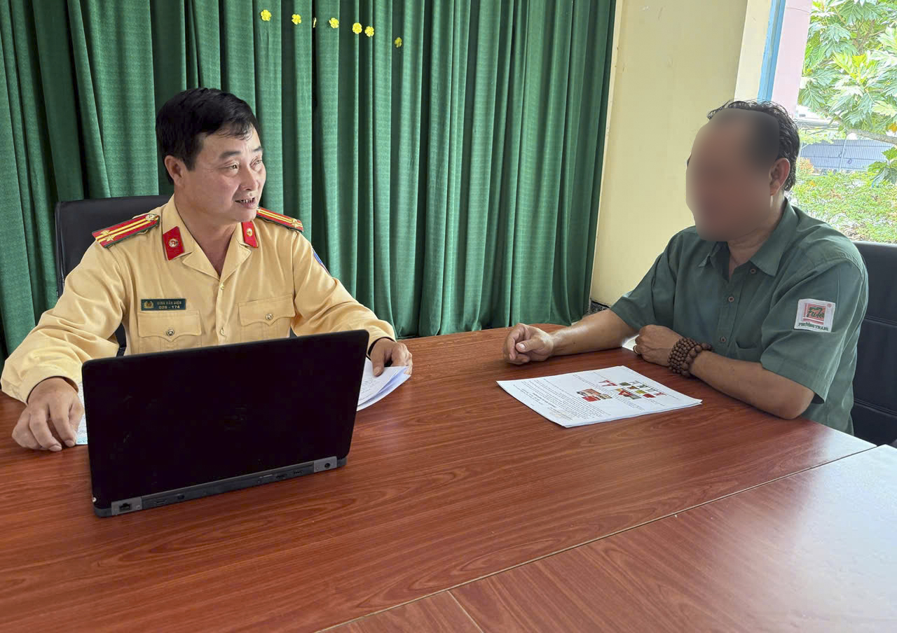 xu phat tai xe xe khach chuyen lan khong co tin hieu bao truoc hinh 1