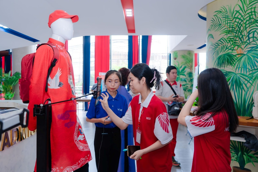 Học sinh - Sinh viên trải nghiệm các hoạt động cùng Smart Robot do VDBC mang đến ngày hội. 4.jpg