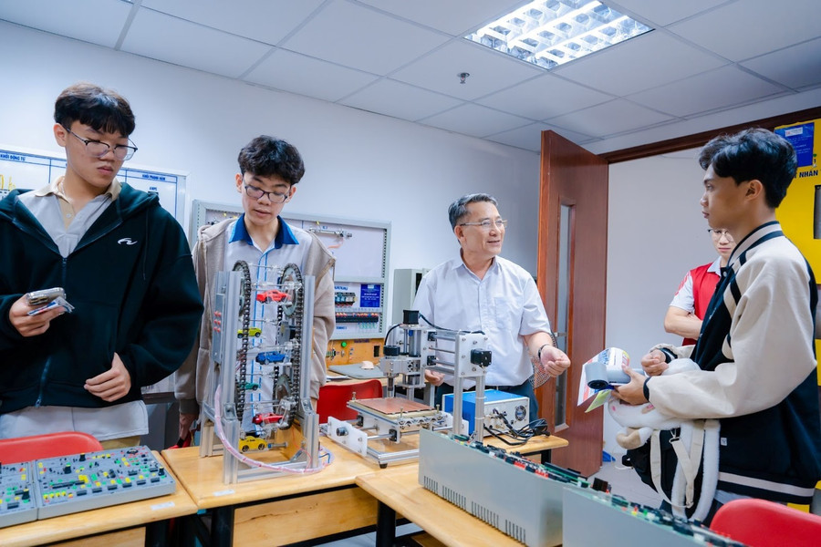 Học sinh trải nghiệm ngành nghề tại khoa Công nghệ Kỹ thuật HIU. 5.jpg