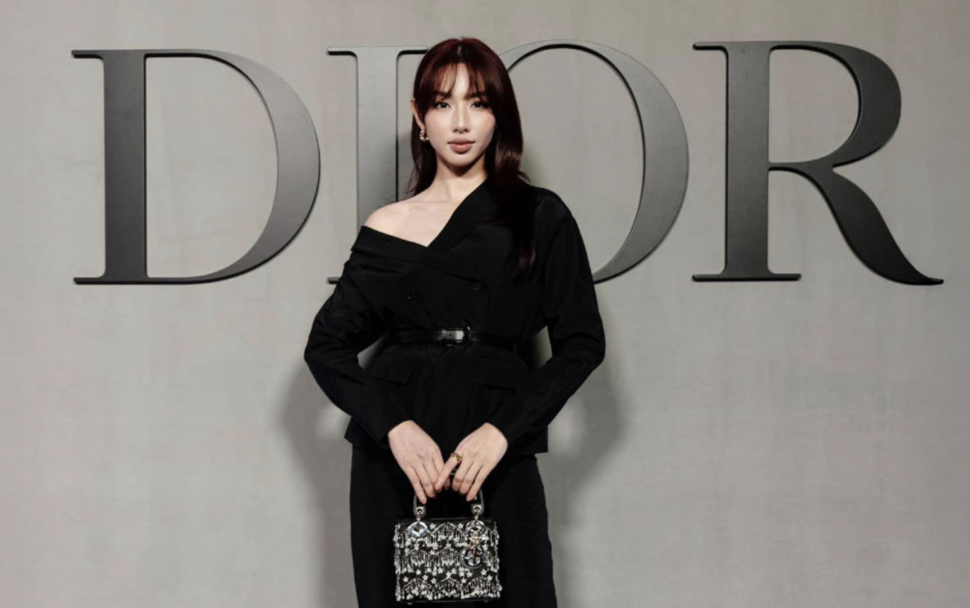 thuong hieu dior xoa hinh anh quang cao cua hoa hau thuy tien hinh 1