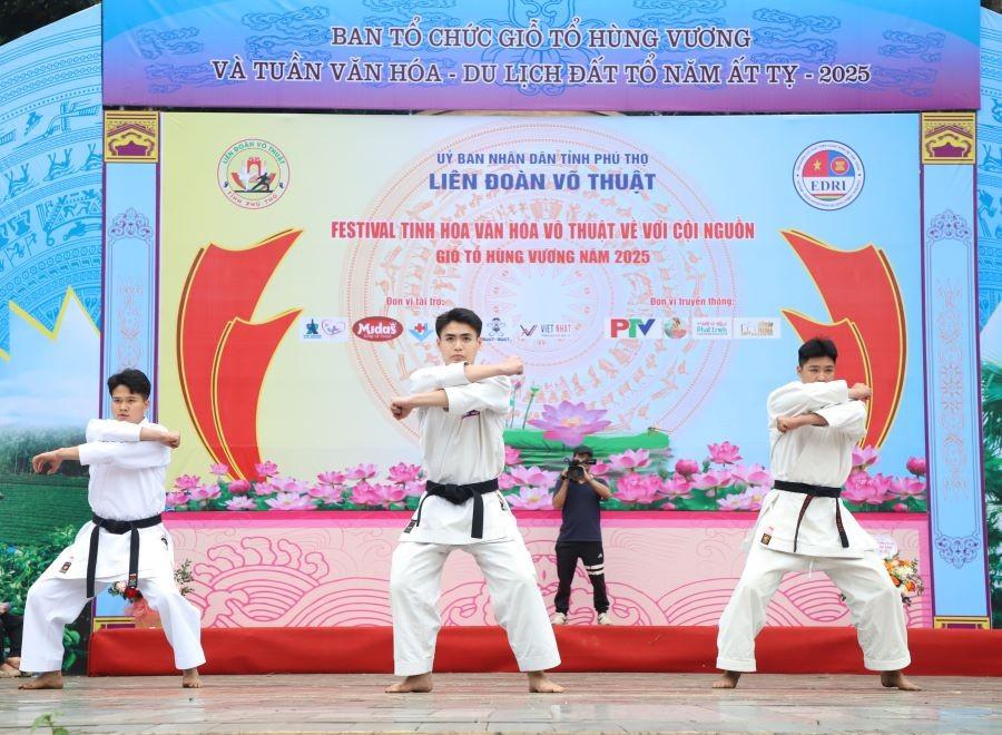 chuong-trinh-voi-su-tham-gia-cua-dong-dao-cac-vo-sinh.jpg