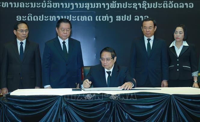 Thủ tướng Phạm Minh Chính ghi sổ tang chia buồn. (Ảnh: Dương Giang/TTXVN) thu-tuong-pham-minh-chinh-vieng-nguyen-chu-tich-dang-nhan-dan-cach-mang-lao-8.jpg