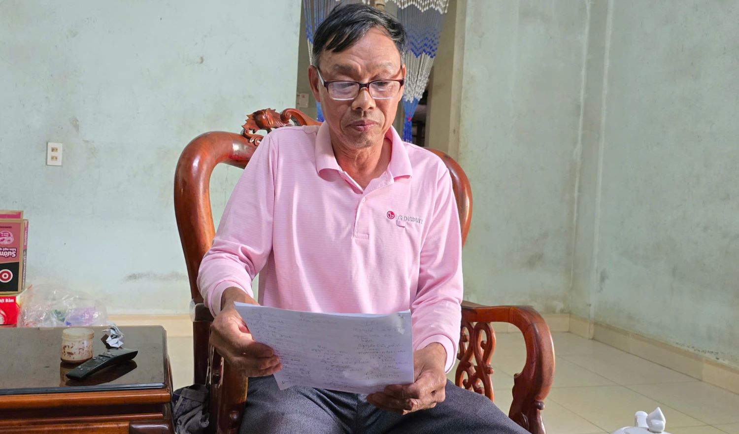 Ông Trần Quốc Anh cho biết rất đông bà con đã cùng ký vào đơn kiến nghị xem xét lại việc cấp phép khai thác cát. Ảnh: Hưng Thơ