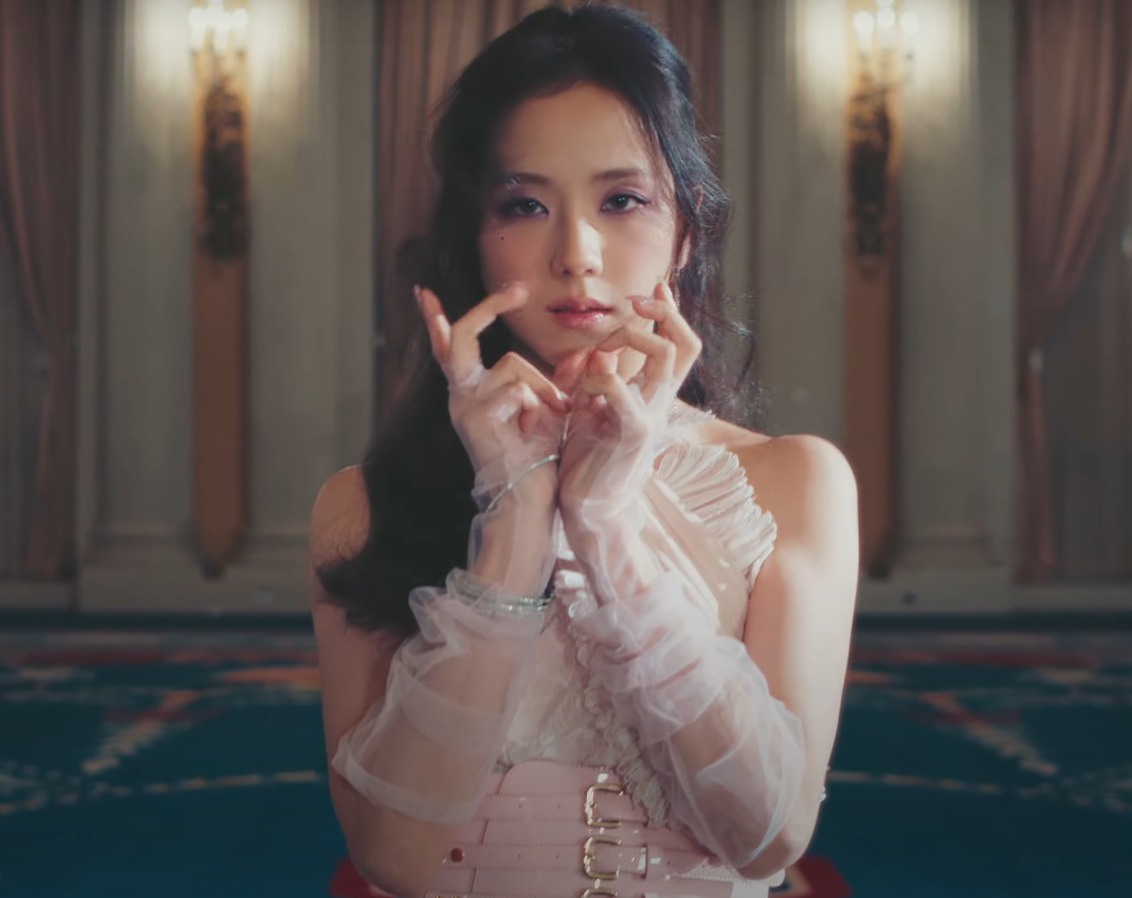 Jisoo đang bận rộn với cách dự án phim sau khi dồn sức cho tour diễn châu Á. Ảnh: Cắt từ MV Flower.