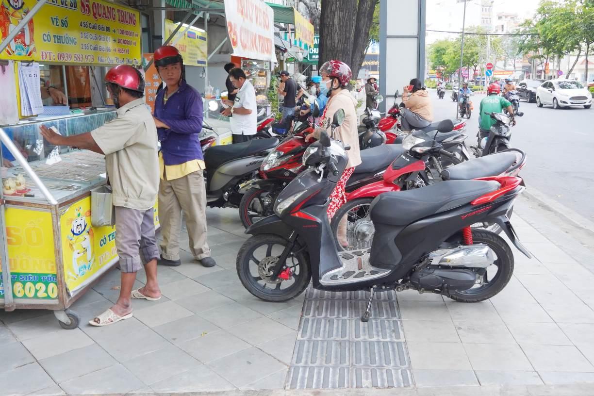 Thậm chí, có rất nhiều đoạn vạch còn bị các phương tiện giao thông án ngữ. Ảnh: Tạ Quang