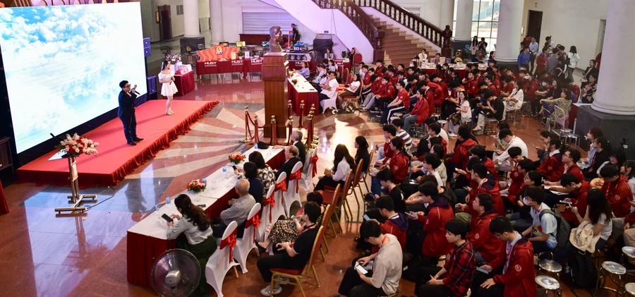 Ngày 17/4, Trung tâm Truyền thông và Tri thức số – ĐH Bách khoa Hà Nội phối hợp các đơn vị tổ chức sự kiện Ngày Sách và Văn hóa đọc Việt Nam.