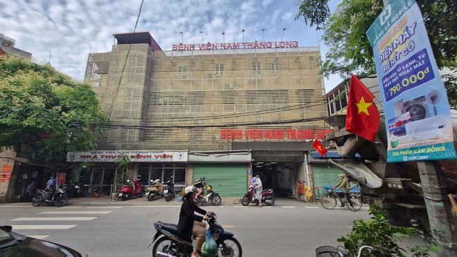 Bệnh viện Nam Thăng Long tọa lạc tại phố Tân Xuân (phường Xuân Đỉnh, quận Bắc Từ Liêm) chật, hẹp và đông đúc người qua lại